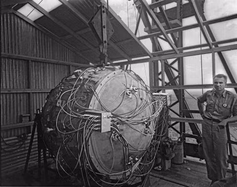 Do vậy, vào tháng 3/1940, Mỹ và Anh ký biên bản ghi nhớ hợp tác trong việc chế tạo bom nguyên tử. Không những vậy, Thủ tướng Anh khi ấy là Winston Churchill thành lập Ủy ban MAUD chịu trách nhiệm nghiên cứu, chế tạo bom hạt nhân.