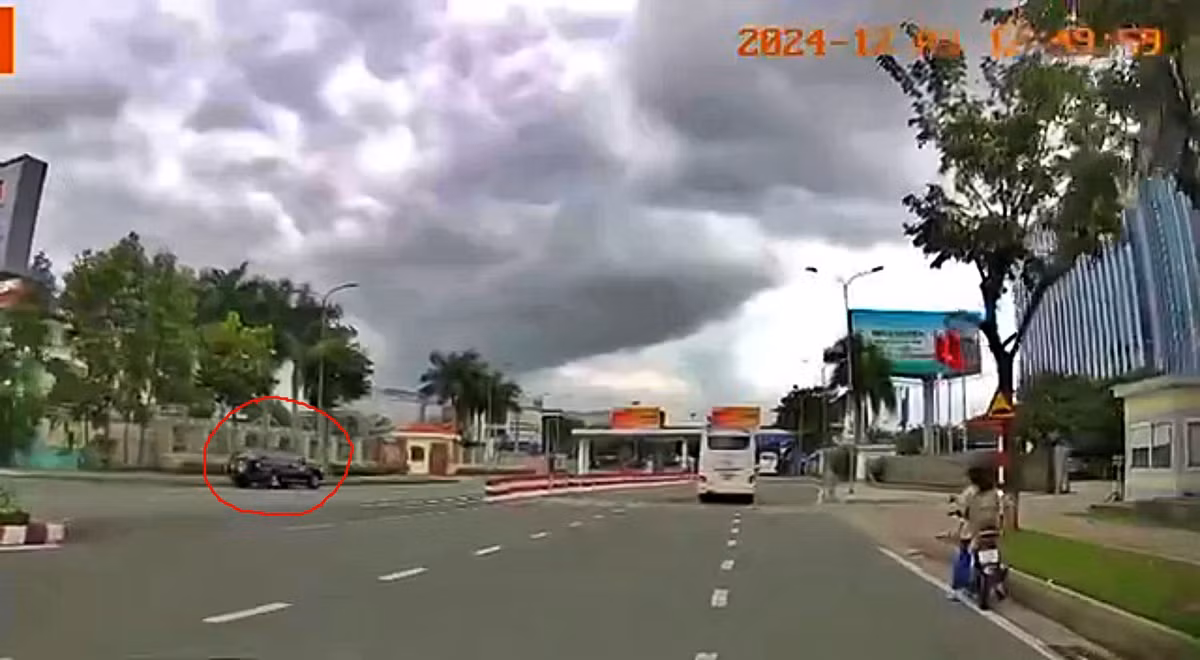 Tài xế lái xe biển xanh đi ngược chiều vào sân bay Đà Nẵng Tai xe lai xe bien xanh di nguoc chieu vao san bay Da Nang