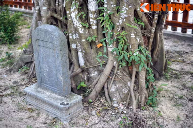 Xung quanh cánh cổng có một số di vật của ngôi chùa cổ như tấm bia đá...