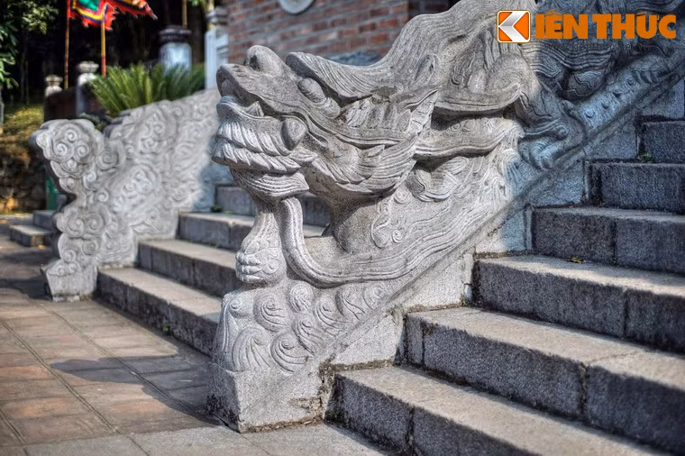 Bậc tam cấp của trung đường cặp có rồng chầu bằng đá xanh nguyên khối, kiểu dáng thời Lê.