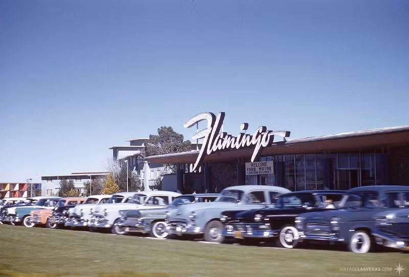 Khung cảnh tại bãi đỗ xe gần khách sạn Sans Souci, Las Vegas năm 1960. Ảnh: Vintag.