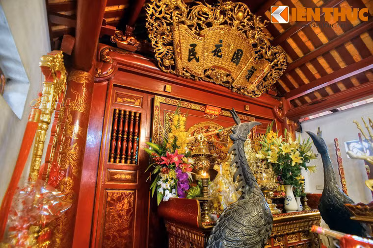 Là đền thờ đạo Mẫu Tứ phủ, vị thần được thờ chính ở đây là ông Hoàng Mười, người có công hộ quốc bảo dân, chở che cuộc sống cộng đồng, được nhân dân khắp mọi miền ngưỡng mộ và tôn kính.