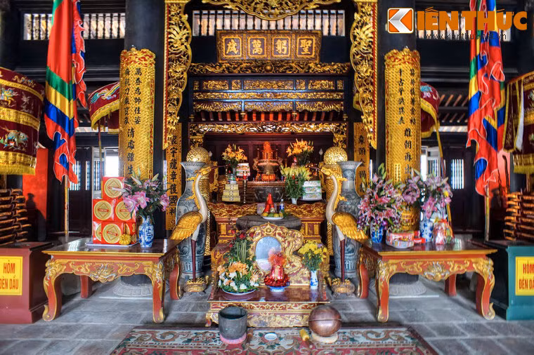 Chính giữa tòa trung đường là nơi thờ Bà Triệu cùng người anh ruột là tướng quân Triệu Quốc Đạt, bên trái là bàn thờ hội đồng quan võ và ba tướng họ Lý, bên phải là bàn thờ hội đồng quan văn.