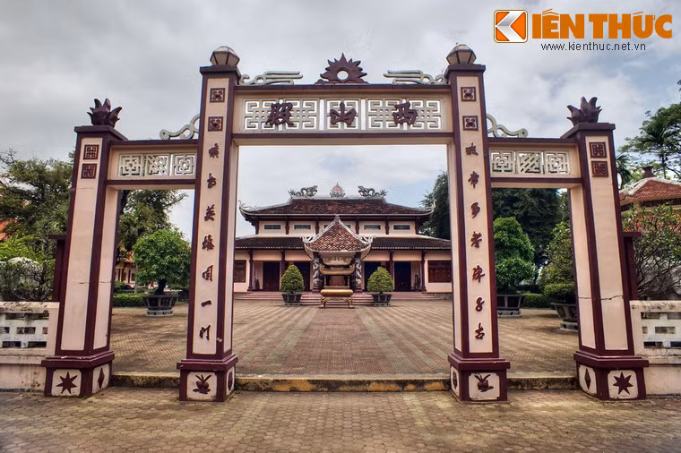 Công trình ngoài cùng củaa đền Tây Sơn Tam Kiệt là nghi môn với bốn trụ lớn, hai trụ bên trong cao hơn hai trụ bên ngoài. Trên hai trụ chính có dòng chữ “Tây Sơn Điện”, hai bên là câu đối viết bằng chữ Nho.