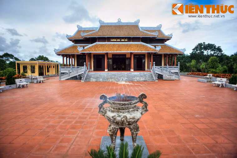Dieu dac biet o ngoi den thieng noi tieng cua cac liet si Truong Son