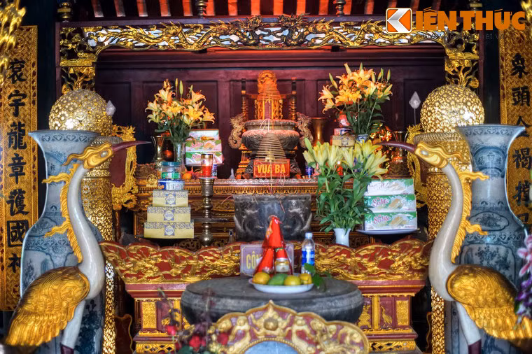 Để tưởng nhớ ân đức của Bà Triệu và các tướng sĩ, nhân dân đã lập lăng mộ và đền thờ tại các địa điểm trước đây Bà cùng nghĩa quân chiến đấu và hy sinh.