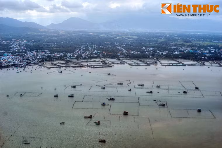 Khung cảnh vịnh Cam Ranh ở khu vực ráp gianh của hai phường Cam Phúc Bắc và Mỹ Ca.
