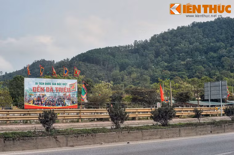 Nằm trên núi Gai sát đường quốc lộ 1A, thuộc địa phần làng Phú Điền, huyện Hậu Lộc, tỉnh Thanh Hóa, đền thờ Bà Triệu là ngôi đền có quy mô lớn và lịch sử lâu đời bậc nhất xứ Thanh.