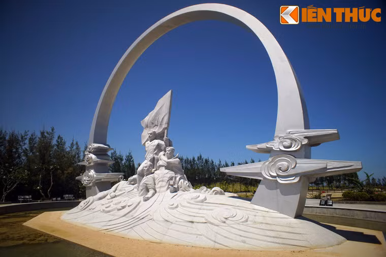 Khu tưởng niệm có khuôn viên rộng 2,5 ha, gồm 2 phần chính: Phần tượng đài Bảo tàng ngầm. Trong đó phần tượng đài mang tên “Những người nằm lại phía chân trời” được xem là trái tim của Khu tưởng niệm.