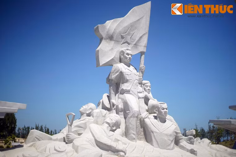 Trong Vòng tròn bất tử là cụm tượng các chiến sĩ Gạc Ma làm từ những phiến đá granite nguyên khối nặng hơn 14 tấn, cao 12 m, ngang 12 m, gồm 9 hình tượng khác nhau.