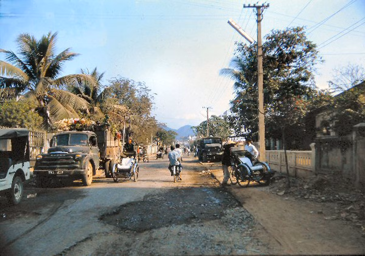 Trên đường Độc Lập. Ảnh: 459thsignal.org.