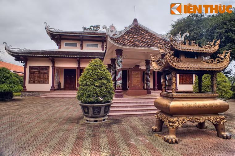 Trong suốt một thế kỷ, khi đình bị phá, nhân dân lại xây miếu, miếu đổ lại dựng điện, điện xuống cấp thì xây đền thờ tri ân công đức các bậc anh hùng dân tộc... Đền thờ hiện tại đã được xây lại trong thời gian gần đây.