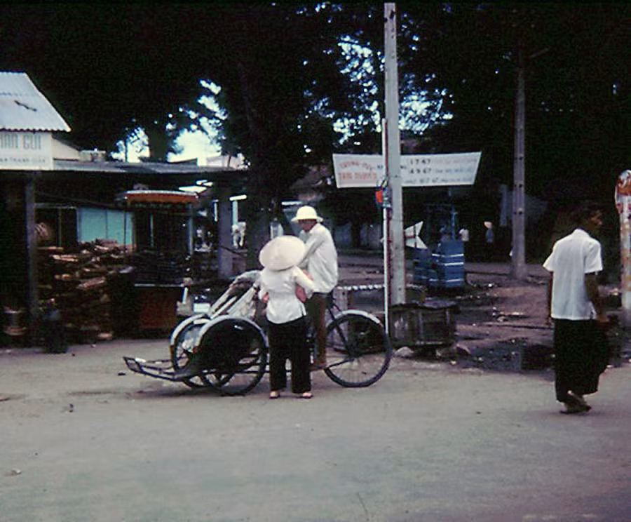 Bên ngoài chợ Vũng Tàu. Ảnh: Rod O'Dell.