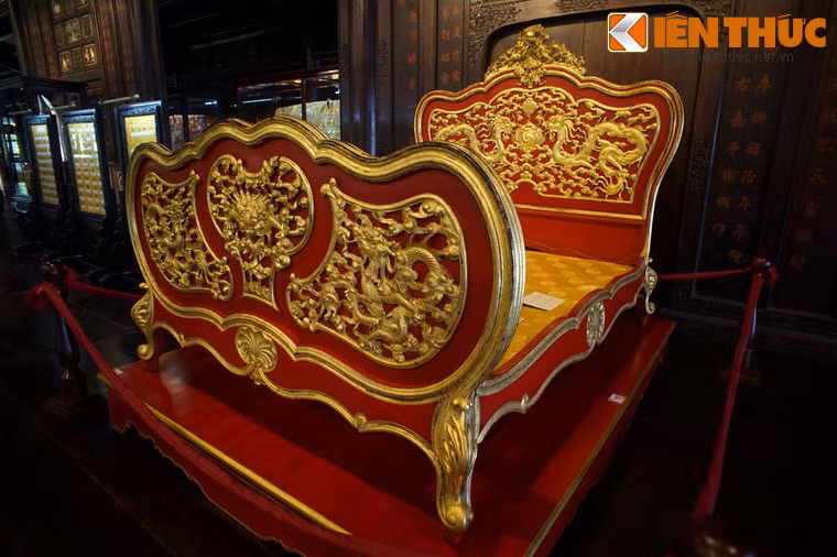 4. Vua Khải Định (1885-1825) là một ông vua nổi tiếng với cuộc sống xa hoa của nhà Nguyễn. Ngày nay còn khá nhiều cổ vật gắn với cuộc sống của vị vua này được lưu giữ. Một trong số đó là chiếc long sàng được trưng bày ở Bảo tàng Cổ vật Cung đình Huế - điện Long An xưa.