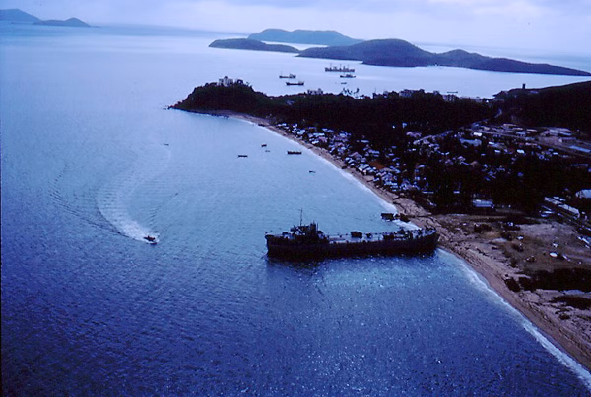 Tàu hải quân Mỹ neo đậu bên bờ biển Nha Trang, 1967. Ảnh: Rod O' Dell.