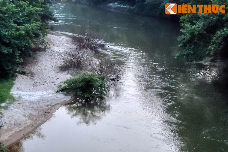 Trong cuộc kháng chiến chống Pháp, trên dòng sông này, dưới sự lãnh đạo của Trung ương Đảng và Chủ tịch Hồ Chí Minh, quân và dân ta đã làm nên chiến thắng sông Lô lịch sử năm 1947.