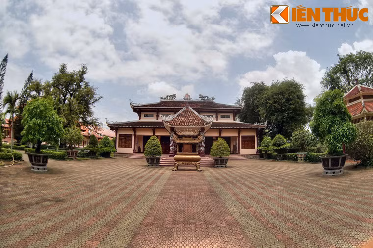 Triều đại nhà Tây Sơn thành lập với nhiều chính sách tiến bộ, trong đó nổi bật vai trò của Hoàng đế Quang Trung - Nguyễn Huệ. Ông là một thiên tài quân sự của Việt Nam với chiến công nổi bật là đánh bại quân Xiêm năm 1785 và đánh bại quân Thanh năm 1789.