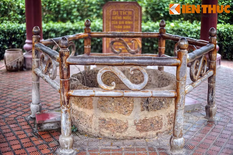 Giếng được ghép bằng đá ong, đường kính 0,9m, thành giếng cao 0,8m. Vào năm 1998, trên giếng xây thêm nhà mái che dạng cổ lầu, thành giếng được bảo vệ bằng khung gỗ.