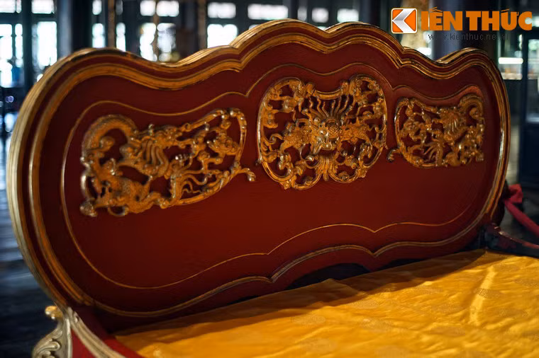 Hình tượng rồng xuất hiện trên cả hai mặt của hai đầu giường, kết hợp với các họa tiết mây, gió để tạo nên những chỉnh thể nghệ thuật hoàn hảo.