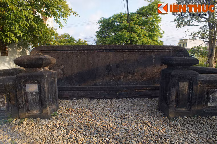 Khu vực cổng trong với hai trụ biểu hai bên cổng. Sau cổng là bình phong tiền.