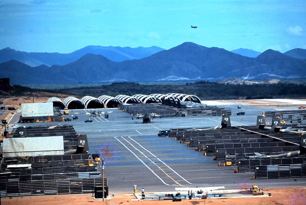 Một góc sân bay Phù Cát, Bình Định năm 1971. Sân bay này được xây năm 1966, lúc đó có tên gọi là sân bay Gò Quánh, là một căn cứ không quân lớn ở miền Trung thời chiến tranh Việt Nam. Ảnh tư liệu.