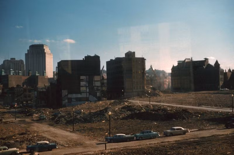 Một khu dân cư đang được tái thiết ở Boston, tháng 3/1960. Ảnh: Dick Leonhardt Flickr.