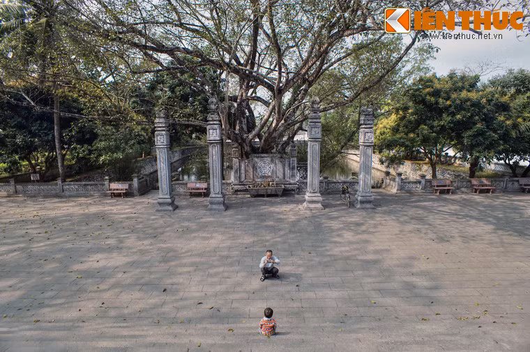 Sân trước khu đền hướng ra hồ, có một tấm bình phong lớn bằng đá nguyên khối, tạo tác theo kiểu hình cuốn thư. Sau bình phong là nghi môn trung, kiến trúc kiểu tứ trụ truyền thống,