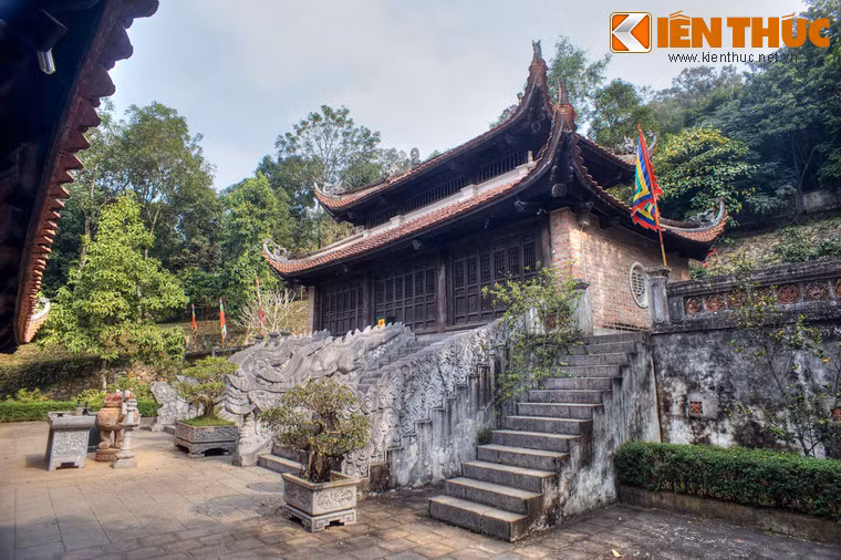 Sau tòa trung đường là hậu cung, một kiến trúc ba gian, hai tầng mái cong, với bốn vì kèo kiểu "giá chiêng chồng rường, kẻ bẩy", bốn hàng chân cột. Đây là công trình nằm ở vị trí cao nhất của đền thờ Bà Triệu.