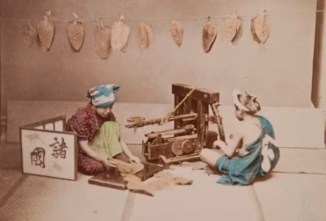 Hai phụ nữ chế biến thuốc lá. Ảnh: Kusakabe Kimbei.
