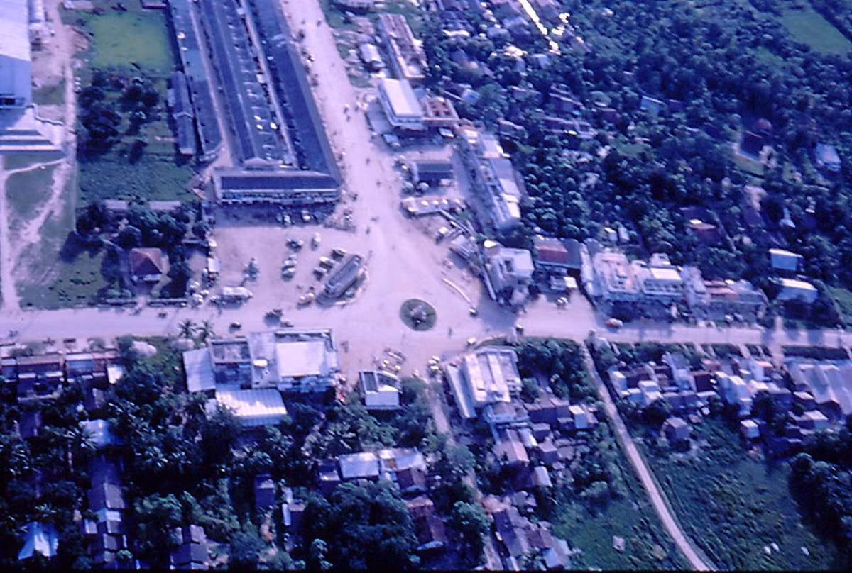 Ngã ba Cần Thơ ở thị xã Vĩnh Long, 1967. Ảnh: Rod O' Dell.