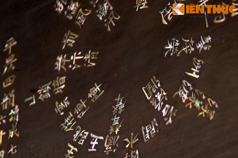 Về cách giải, các học giả đã dày công nghiên cứu, vạch ra những đường nét chính để mọi người theo đó suy ra, đọc tiếp, ví dụ như là đọc ngược lại, bớt đi hai chữ đầu hoặc hai chữ cuối...