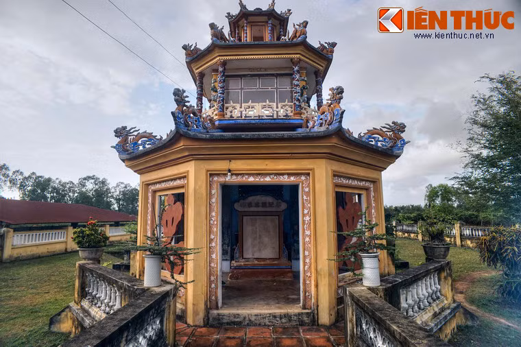 Phía sau cửa lăng có một nền sân hình chữ nhật, trên phủ cát, là nền móng một công trình cũ trong thành. Cuối sân có lối đi dẫn đến tòa lầu bát giác - là nơi thờ tướng Võ Tánh và Ngô Tùng Châu, vị công thần đã tử thủ ở Bình Định cùng tướng Võ Tánh năm xưa.