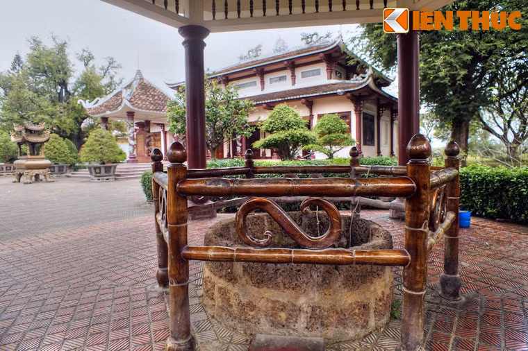 Trong khuôn viên đền thờ Tây Sơn Tam Kiệt còn có hai di vật gắn với sự phát tích của triều đại Tây Sơn. Đầu tiên là giếng nước cổ của gia đình ông Hồ Phi Phúc.