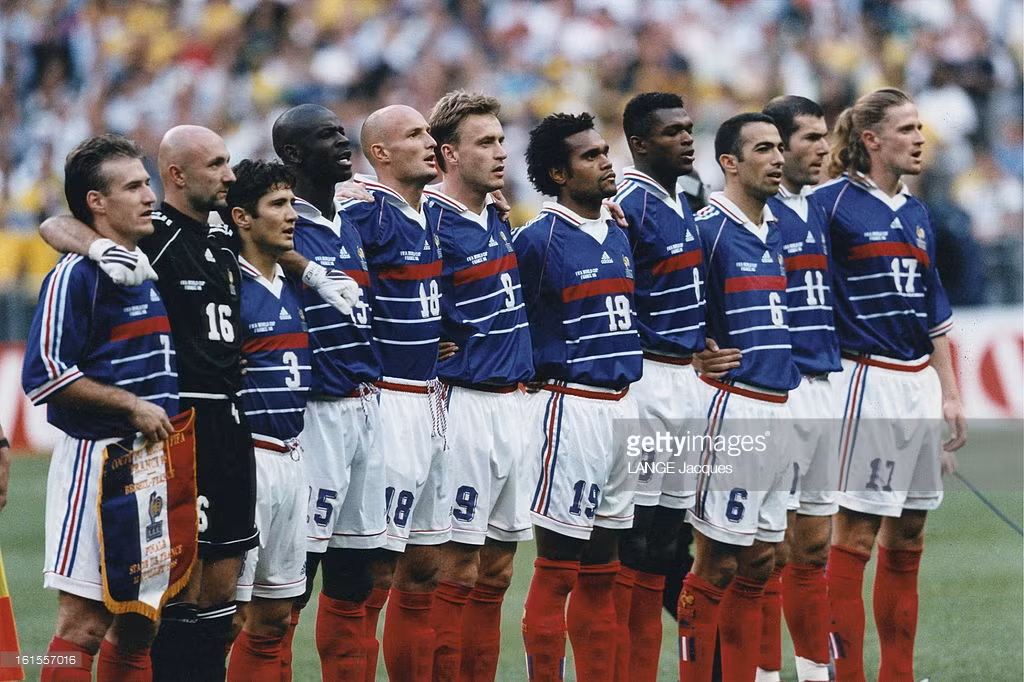 Các cầu thủ Pháp hát quốc ca trước khi đối đầu với Brazil ở trận chung kết World Cup 1998 tại sân Stade de France, Paris ngày 12/7/1998. Ảnh: Getty.