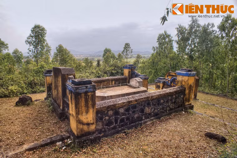 Khu mộ nằm trên khoảng đất phẳng, nhìn về hướng nơi chôn nhau cắt rốn là hướng Nam, cách đó 2 km. Nằm ở địa thế cao, mộ được bao quanh bởi khung cảnh khá hữu tình.