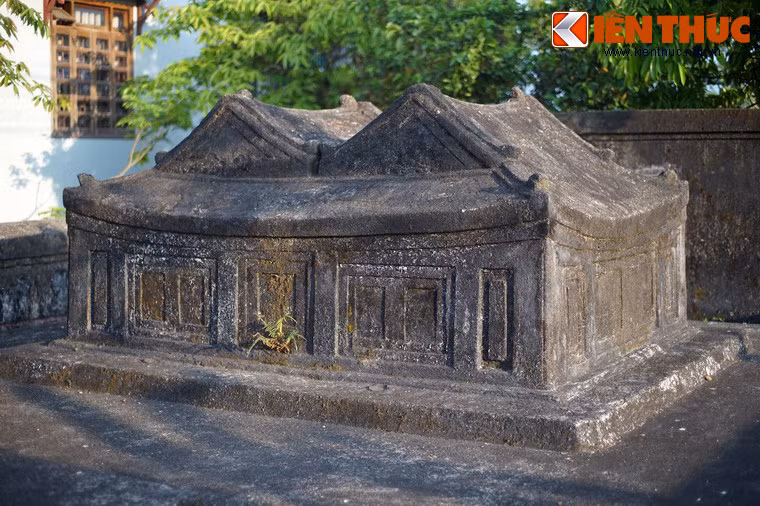 Theo ghi nhận, dưới lớp hợp chất kiên cố bị phá là kết cấu đá tảng xanh dạng phiến dài khiến cho kẻ trộm không thể làm gì được. Nhưng cũng có người cho rằng, Hữu Tham tri Công bộ Phan Tiến Cẩn là người am hiểu về việc trấn trạch nên đã yểm ngôi mộ mình khiến kẻ trộm không thể phá.