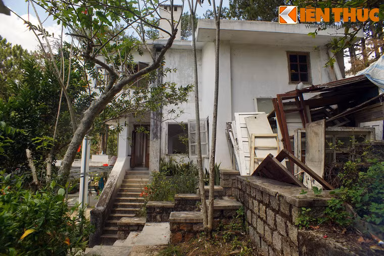Theo nguồn khác thì biệt thự được xây năm 1942, chủ nhân là người Pháp. Sau khi con gái ông bị đột tử trong phòng tắm của ngôi nhà này, ông đã bỏ đi và không bao giờ quay lại.