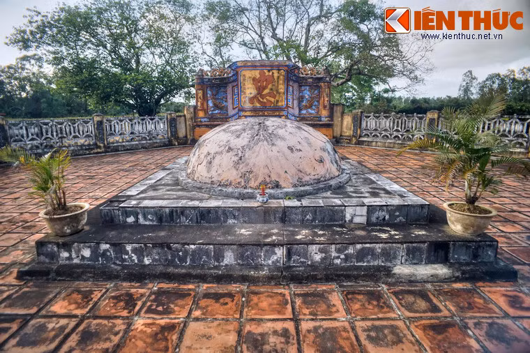 Sau hương án là mộ phần tướng Võ Tánh. Mộ có hình tròn nằm trên ba bậc nền chữ nhật. Trên mộ có đắp biểu tượng một con dơi.