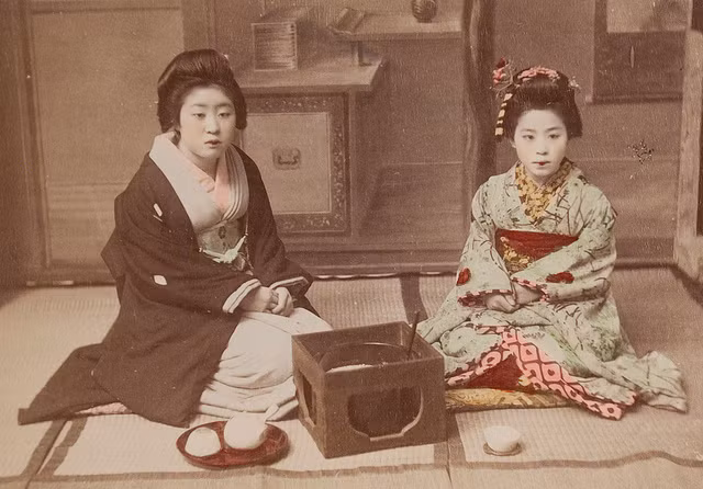 Buổi trà chiều. Ảnh: Kusakabe Kimbei.