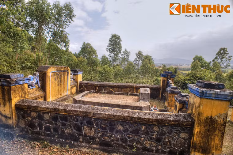 Về kiến trúc, phía ngoài mộ cụ Đào Tấn được bao bọc bằng một vòng bờ thành dài 10m, rộng 6m.