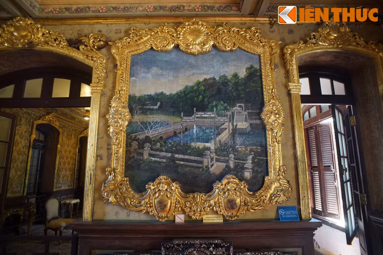 Tranh lăng Thiệu Trị nằm cùng mặt tường với tranh lăng Gia Long. Góc nhìn của bức tranh này là từ vườn hoa sau lầu Đức Hinh hướng về Bửu Thành của lăng Thiệu Trị.