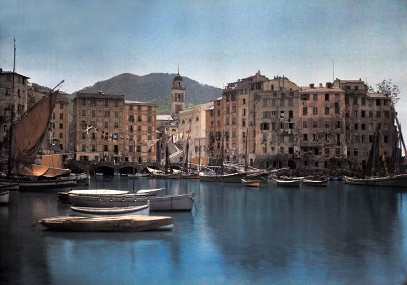 Khung cảnh tại bến tàu ở một thị trấn nhỏ của Italia, 1935. Ảnh: Hans Hildenbrand.