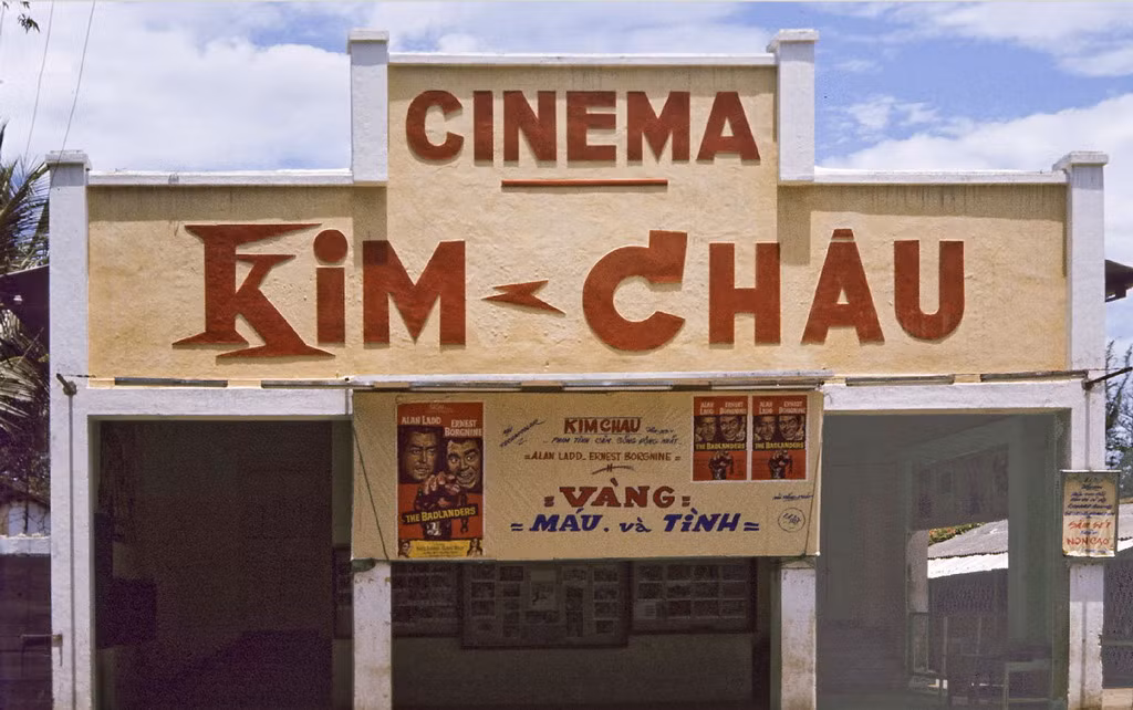 Mặt tiền rạp Kim Châu (nay là rạp Lê Độ, 46 Trần Phú). "Phim được chiếu là phim Mỹ nhưng lồng tiếng Pháp và phụ đề tiếng Việt. Thử tưởng tượng sự bối rối của tôi khi cố đọc nhịp môi của diễn viên Mỹ trong lúc nghe tiếng Pháp và đọc phụ đề Việt", ông Bruce Tester chia sẻ. Ảnh: Bruce Tester.