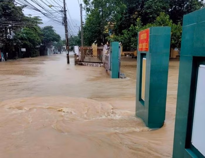 Sáng 30/11, Văn phòng ban chỉ huy Phòng chống thiên tai và tìm kiếm cứu nạn tỉnh Bình Định, cho biết, mưa lũ đã làm một người chết. Nạn nhân là bà Đinh Thị Đát (SN 1956, ở thôn 3 xã An Dũng, huyện An Lão) đi làm rẫy qua vùng nước chảy xiết bị nước cuốn trôi. Lực lượng địa phương đã tìm thấy thi thể bà Đát chiều 29/11. (Ảnh: Vietnamnet)
