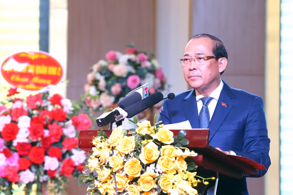 Từ năm 2001 đến 2012, ông Hoàng Công Thủy từng giữ các chức vụ như Phó Giám đốc Sở Tài chính tỉnh Phú Thọ; Phó Chủ tịch UBND thành phố Việt Trì, tỉnh Phú Thọ; Phó Bí thư Thường trực Thị ủy thị xã Phú Thọ; Chủ tịch UBND thị xã Phú Thọ; Bí thư Thị ủy Thị xã Phú Thọ; Giám đốc Sở Kế hoạch và Đầu tư.