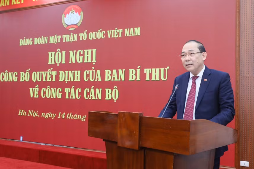 Sau khi tỉnh Vĩnh Phú được tách thành hai tỉnh Vĩnh Phúc và Phú Thọ vào năm 1997, ông Hoàng Công Thủy được giao làm Phó Trưởng phòng Kế hoạch ngân sách, Sở Tài chính - Vật giá tỉnh Phú Thọ. Sau đó, ông được bổ nhiệm làm Trưởng phòng Kế hoạch ngân sách, Sở Tài chính tỉnh Phú Thọ.