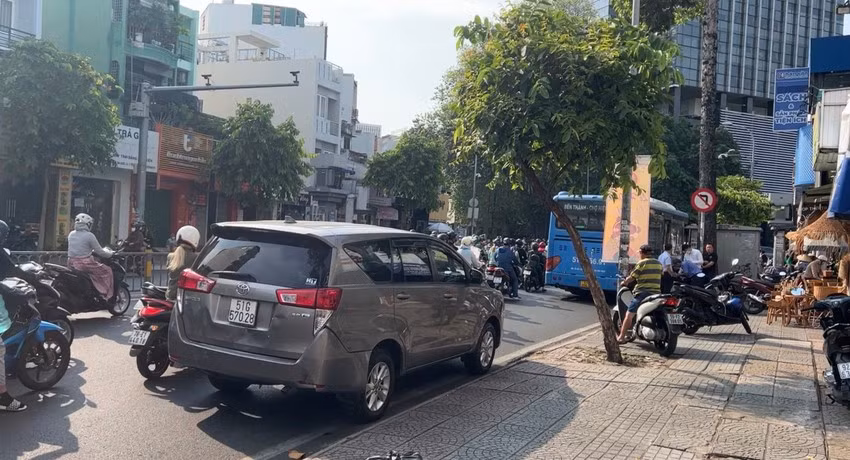Với lực tông mạnh từ phía sau, chiếc xe 7 chỗ tiếp tục lao tới và tông vào một xe 7 chỗ khác phía trước. Tai nạn khiến người phụ nữ ngồi trên xe máy bị thương, được đưa đi cấp cứu. Cả bốn phương tiện đều hư hỏng nhẹ, trong đó, xe 7 chỗ 51G-570.28 hư hỏng cả phần đầu và đuôi xe. 