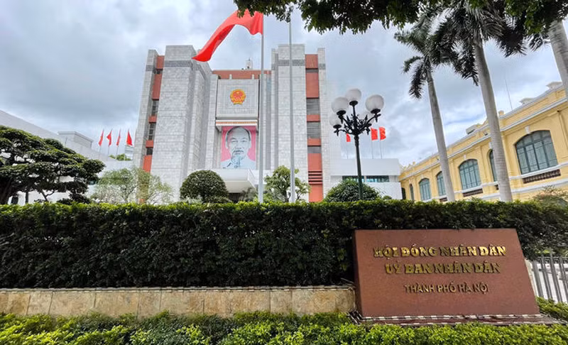 Như vậy, sau khi bầu bổ sung 1 Phó Chủ tịch UBND thành phố, hiện bộ máy lãnh đạo UBND thành phố Hà Nội gồm: Chủ tịch UBND thành phố Trần Sỹ Thanh, các Phó Chủ tịch UBND thành phố: Lê Hồng Sơn, Nguyễn Trọng Đông, Dương Đức Tuấn, Hà Minh Hải, Nguyễn Mạnh Quyền, Vũ Thu Hà. 