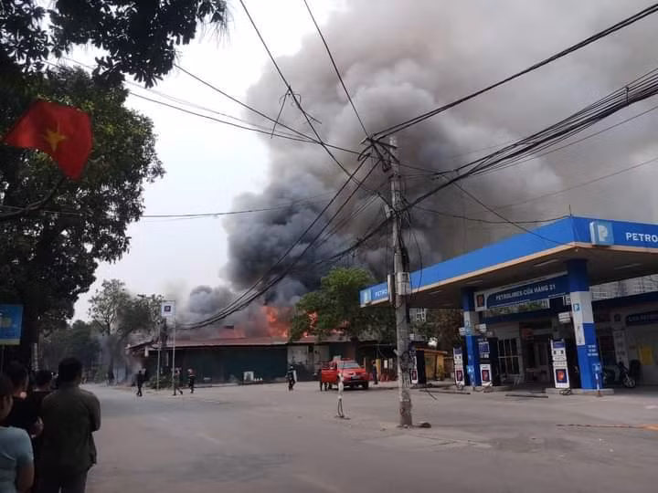 Hà Nội: Cháy nhà kho rộng hàng trăm mét vuông cạnh cây xăng Ha Noi: Chay nha kho rong hang tram met vuong canh cay xang