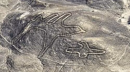 Hình vẽ lạ trên sa mạc Nazca (Peru): Lâu nay, sa mạc Peru nổi tiếng bởi những hình vẽ khổng lồ trên mặt đất mà giới khoa học vẫn hay gọi với cái tên Nazca Lines (đường Nazca). Tuy nhiên, đến nay các nhà khoa học vẫn chưa tìm được lời giải cho sự xuất hiện của những hình vẽ khổng lồ này. 